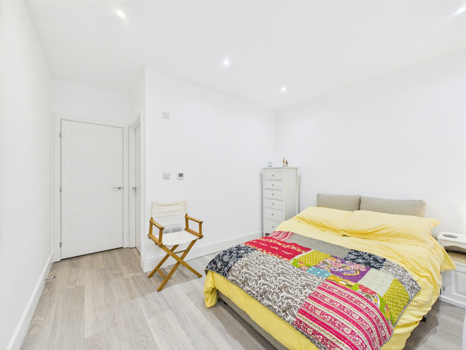 Studio flat for sale in North Street, Horsham  - Property Image 5