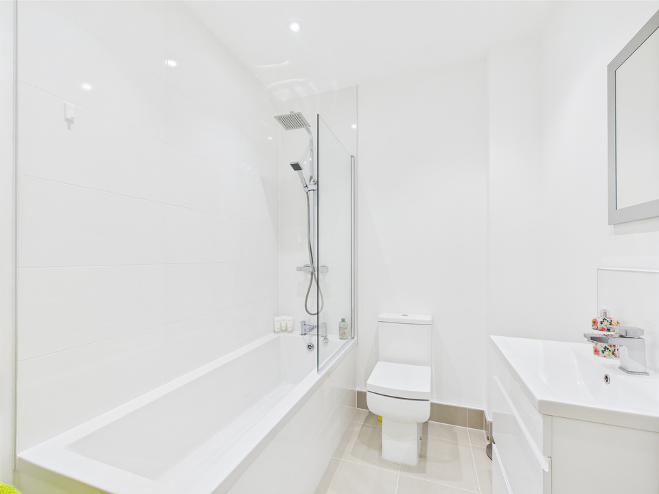 Studio flat for sale in North Street, Horsham  - Property Image 6