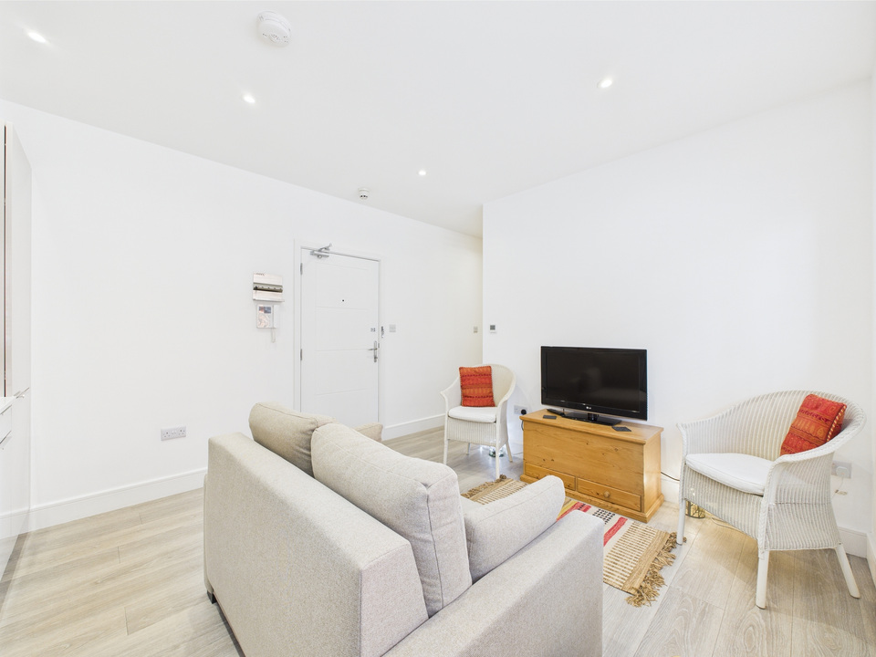 Studio flat for sale in North Street, Horsham  - Property Image 7
