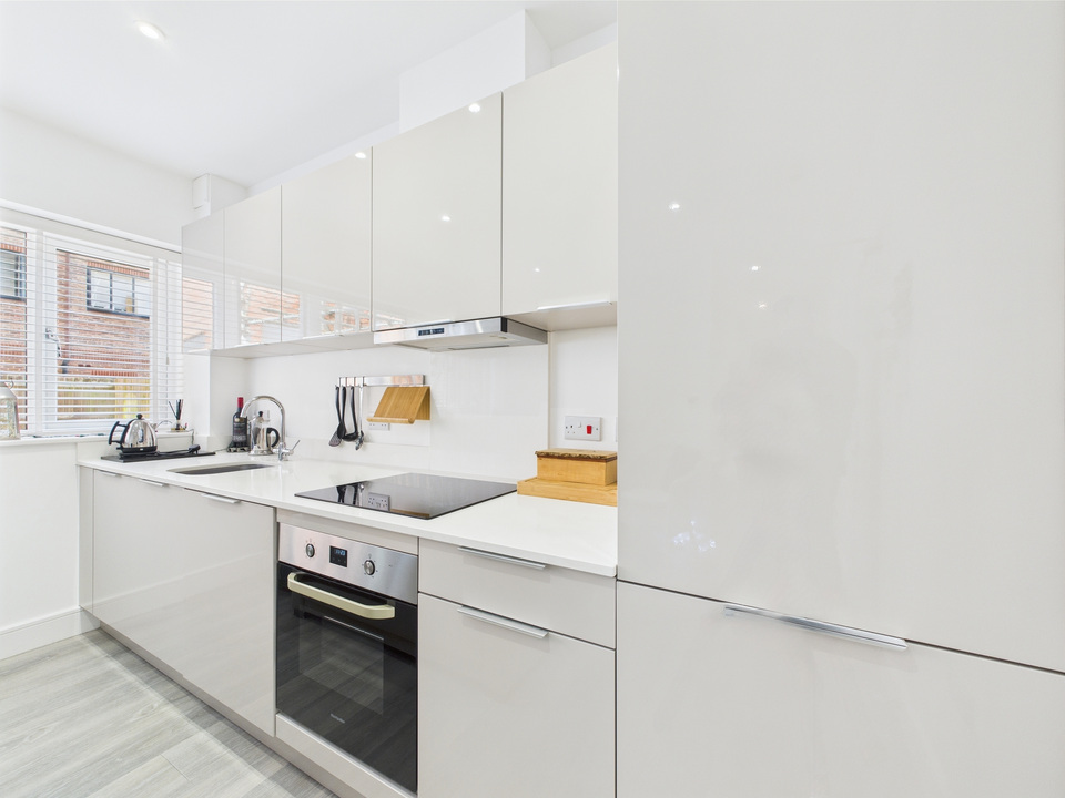 Studio flat for sale in North Street, Horsham  - Property Image 8