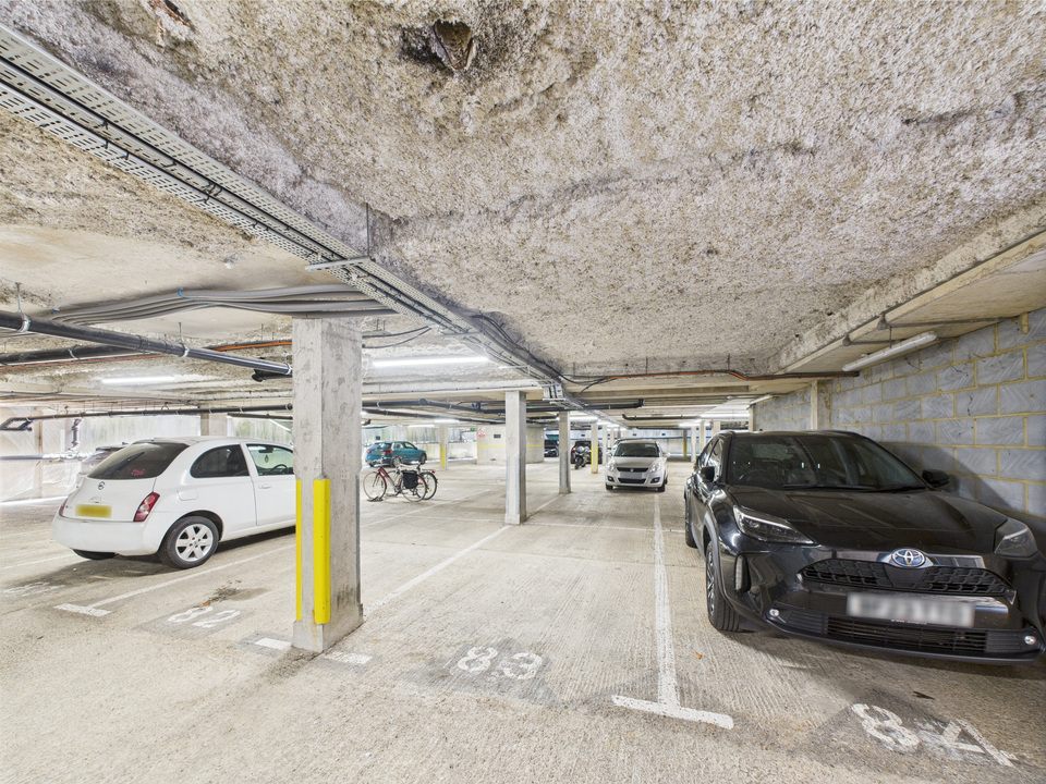 Studio flat for sale in North Street, Horsham  - Property Image 9