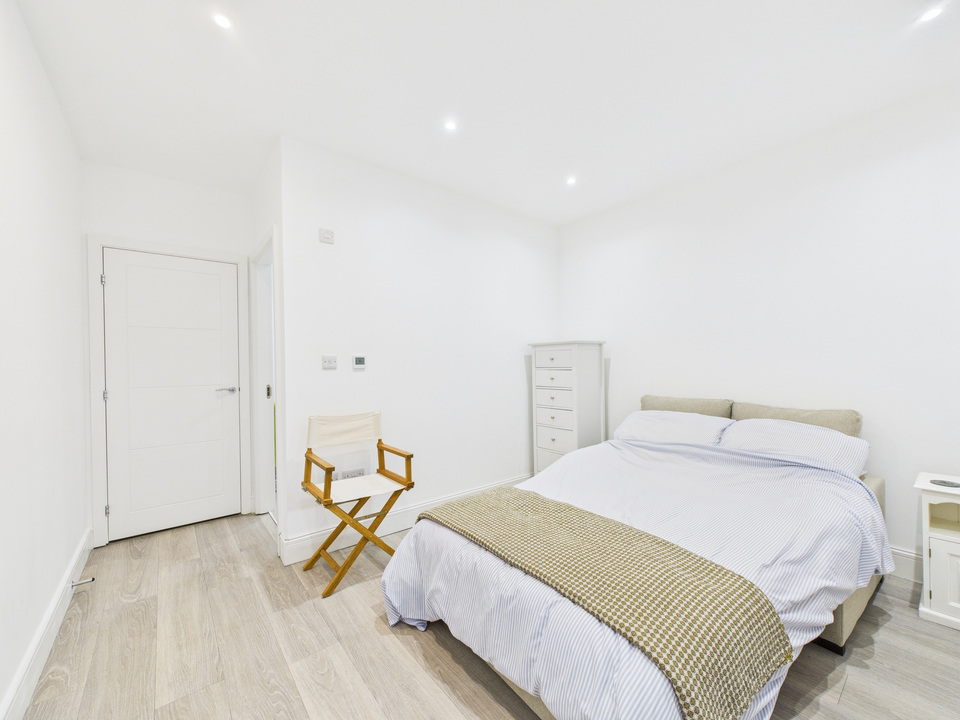 Studio flat for sale in North Street, Horsham  - Property Image 4