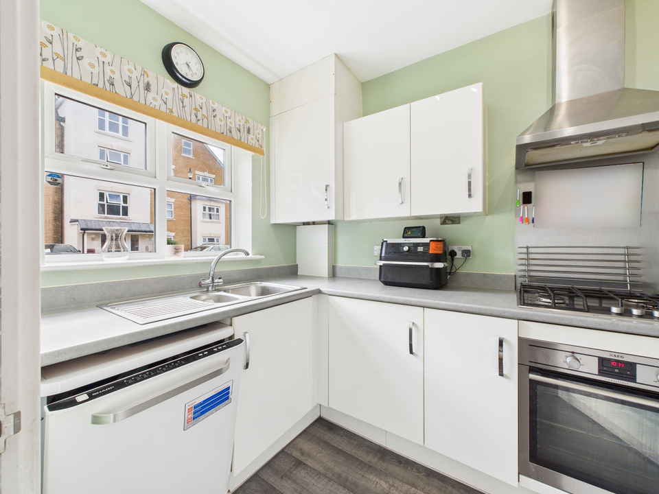 3 bed end of terrace house for sale in Olive Close, Horsham  - Property Image 2