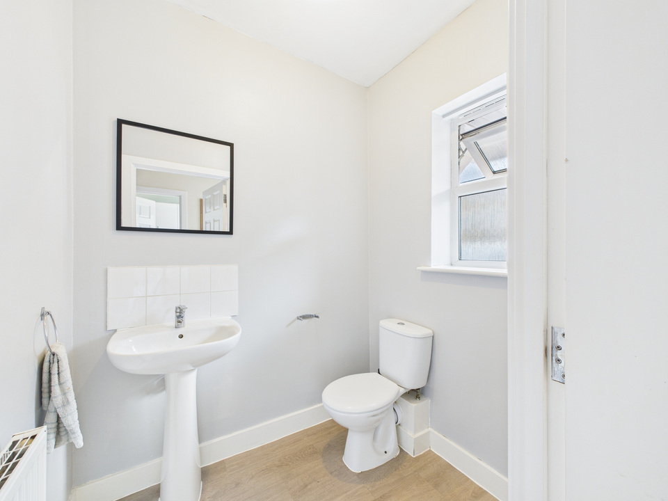 3 bed end of terrace house for sale in Olive Close, Horsham  - Property Image 12