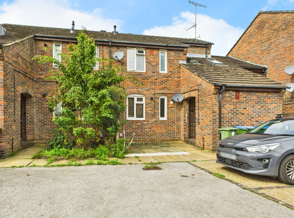 2 bed maisonette for sale in Roebuck Close, Horsham  - Property Image 1