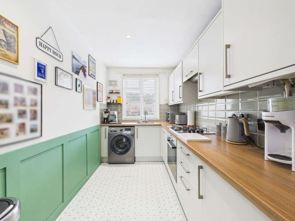 2 bed maisonette for sale in Roebuck Close, Horsham  - Property Image 3