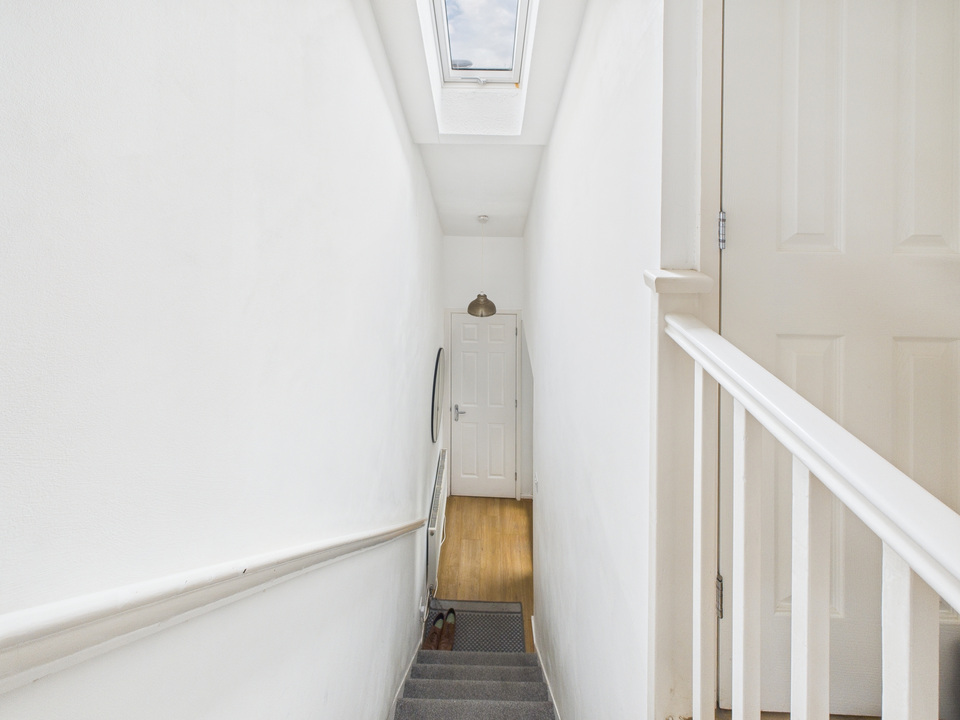 2 bed maisonette for sale in Roebuck Close, Horsham  - Property Image 9