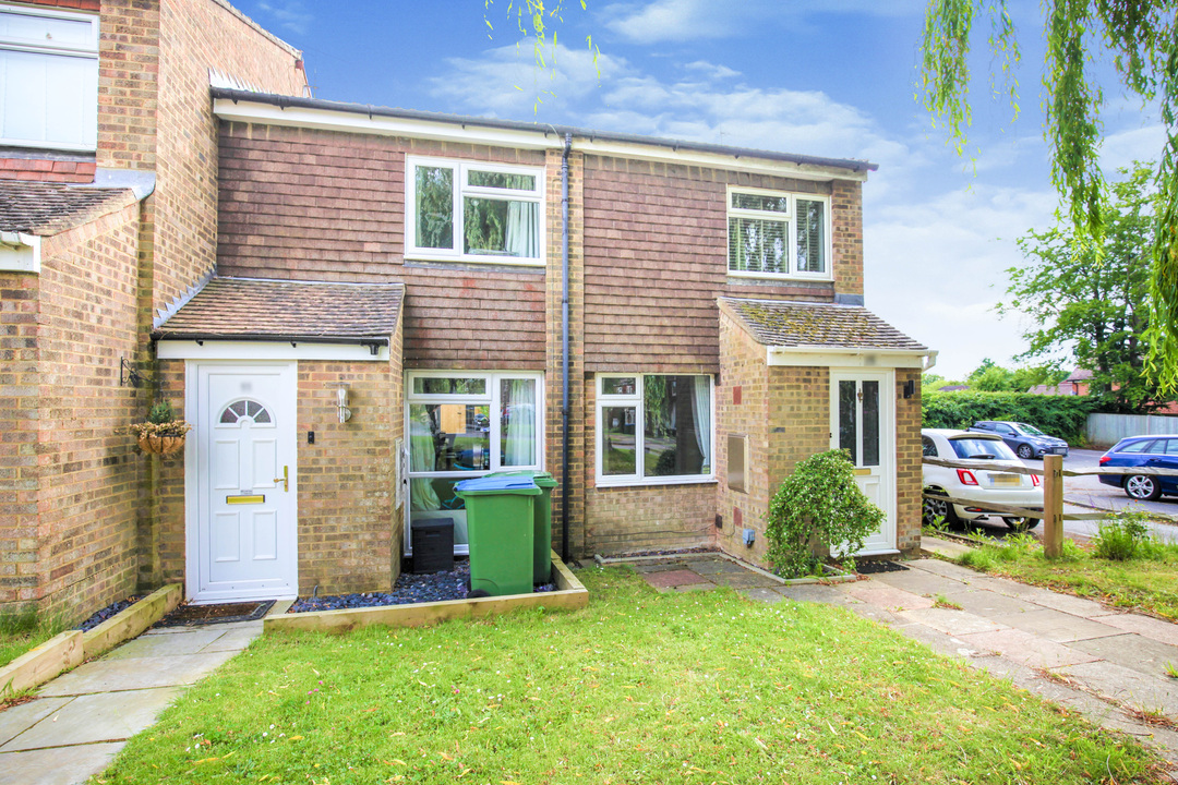 2 bed end of terrace house for sale in Naldrett Close, Horsham - Property Image 1