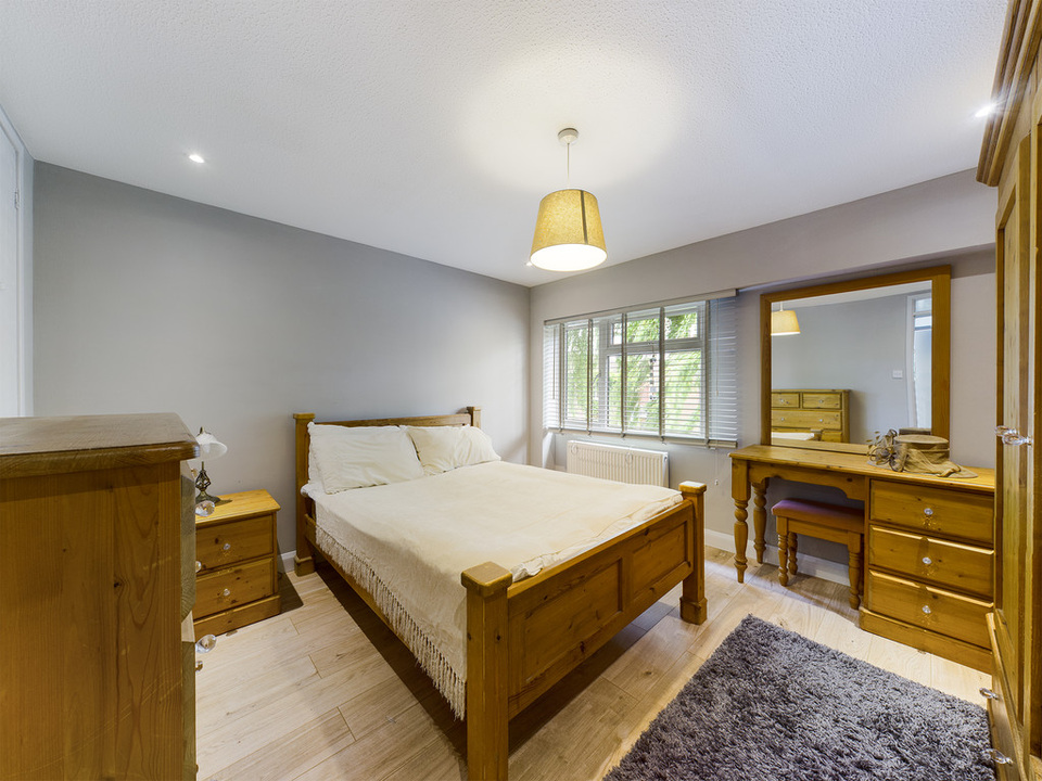 2 bed end of terrace house for sale in Naldrett Close, Horsham - Property Image 4