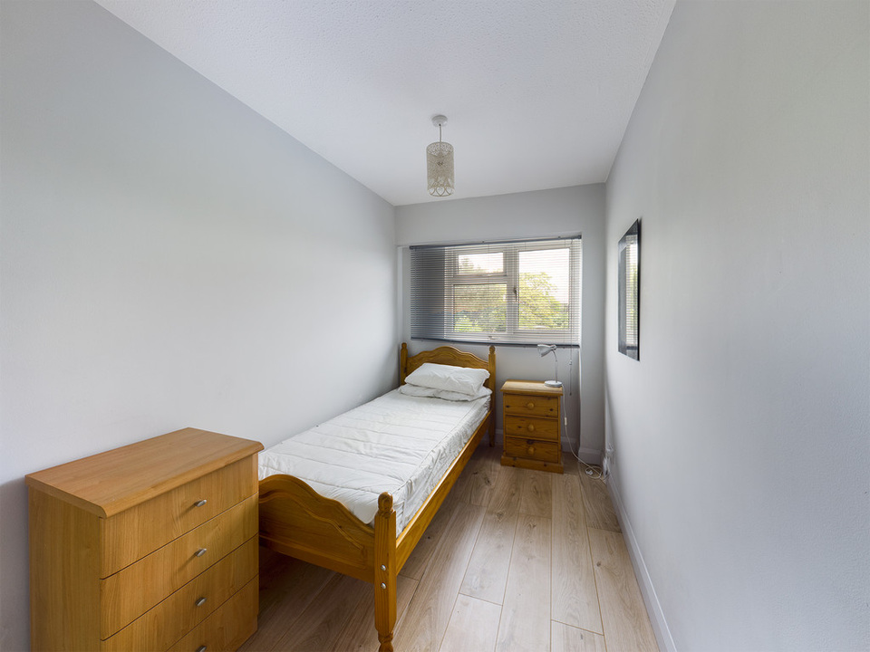 2 bed end of terrace house for sale in Naldrett Close, Horsham - Property Image 5