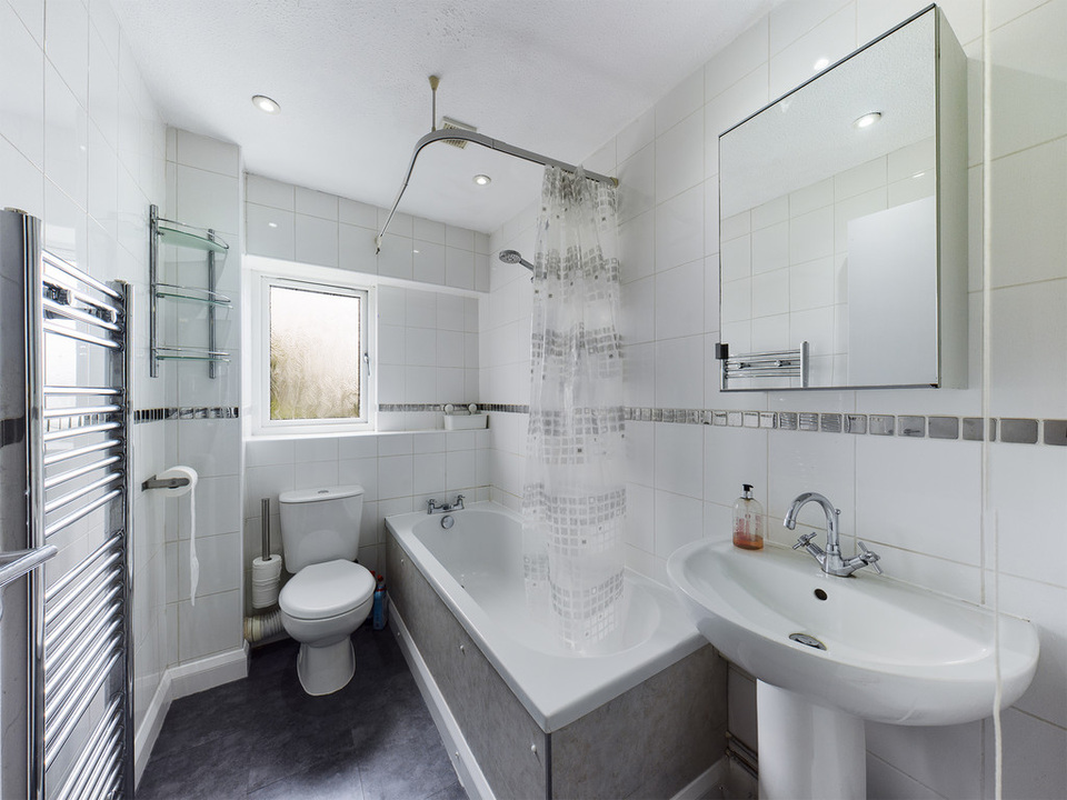 2 bed end of terrace house for sale in Naldrett Close, Horsham - Property Image 6