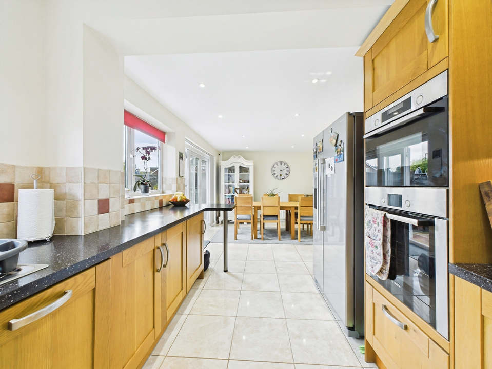 4 bed semi-detached house for sale in Heath Way, Horsham  - Property Image 6
