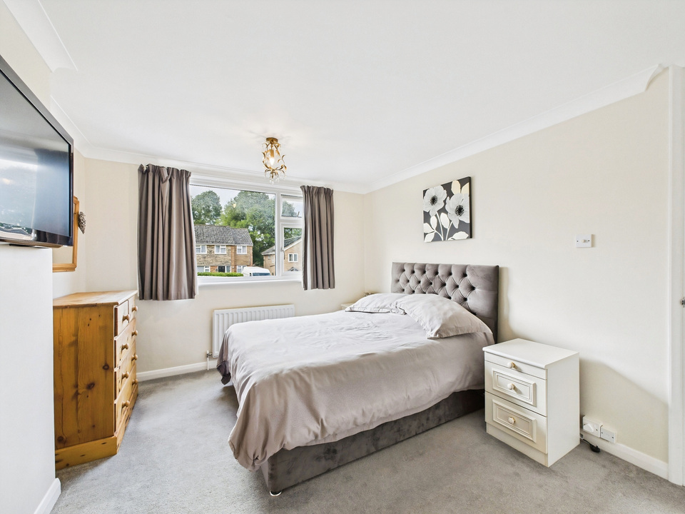 4 bed semi-detached house for sale in Heath Way, Horsham  - Property Image 10