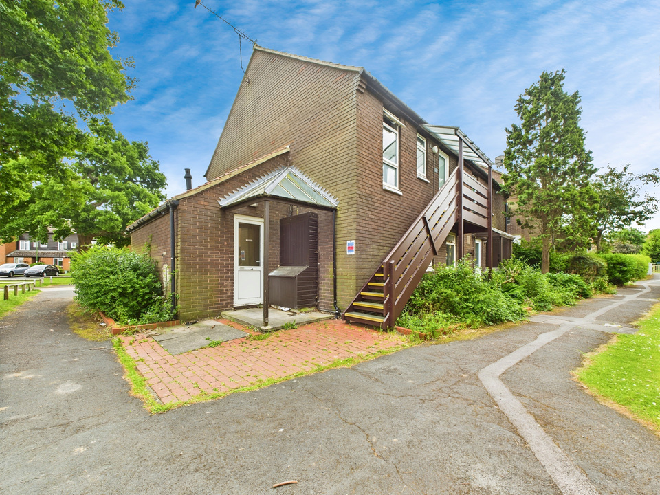 2 bed apartment for sale in Serrin Way, Horsham  - Property Image 1