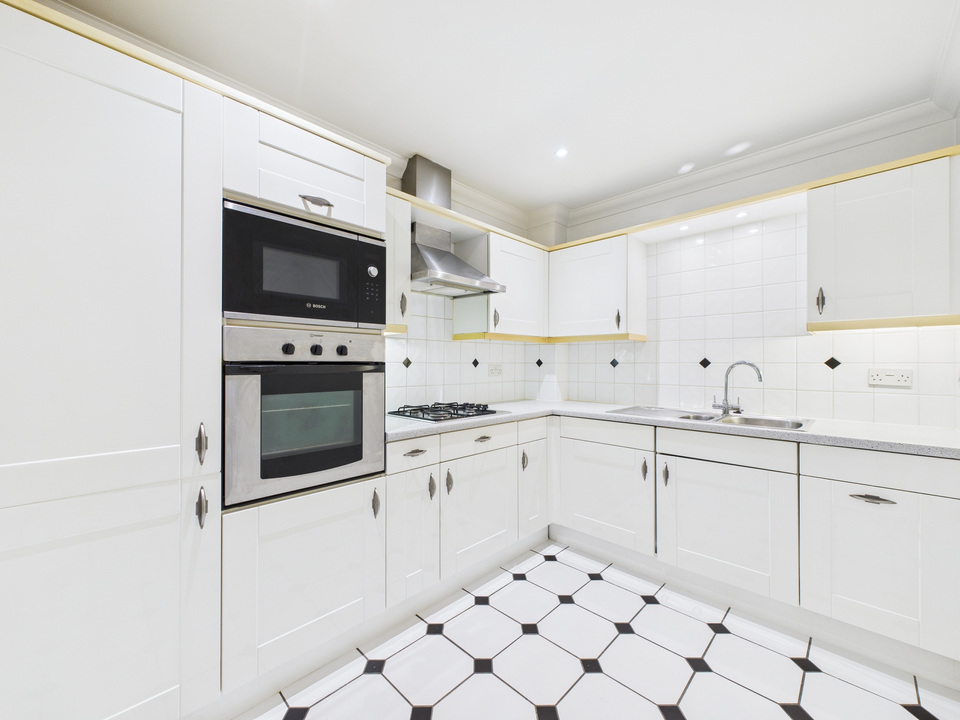 1 bed apartment for sale in Wimblehurst Road, Horsham  - Property Image 2