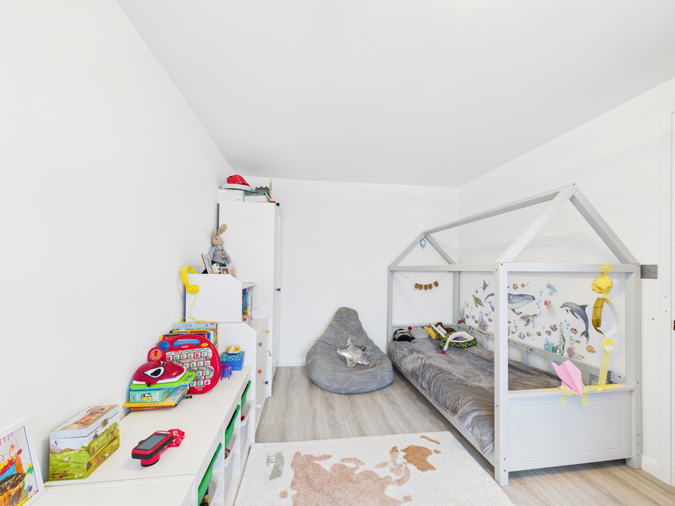 3 bed end of terrace house for sale in Serrin Way, Horsham, West Sussex  - Property Image 13