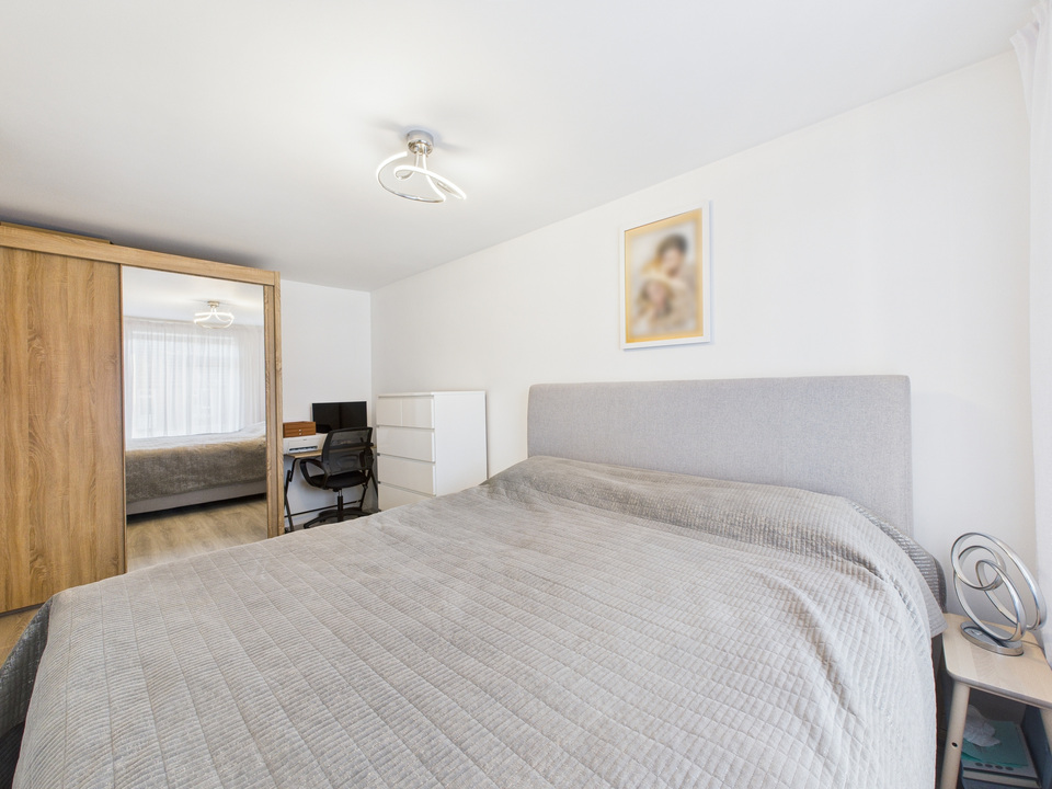 3 bed end of terrace house for sale in Serrin Way, Horsham, West Sussex  - Property Image 12