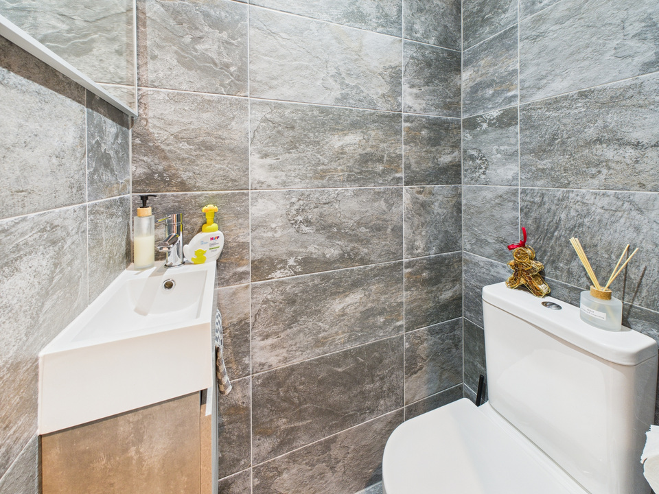 3 bed end of terrace house for sale in Serrin Way, Horsham, West Sussex  - Property Image 11