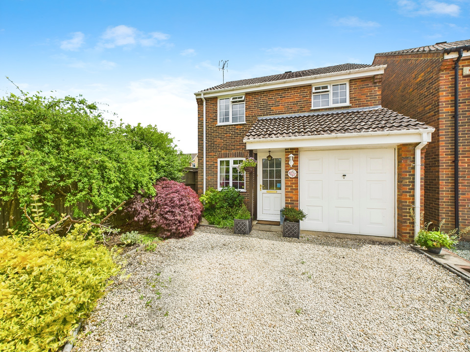 3 bed detached house for sale in Wakehurst Mews, Horsham  - Property Image 1