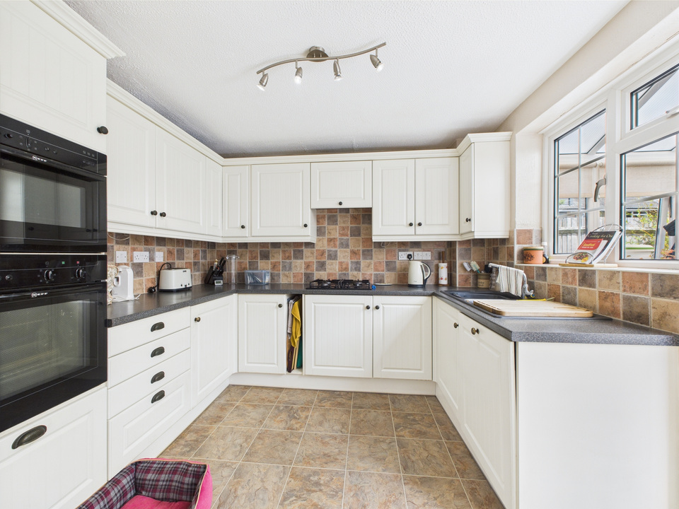 3 bed detached house for sale in Wakehurst Mews, Horsham  - Property Image 3