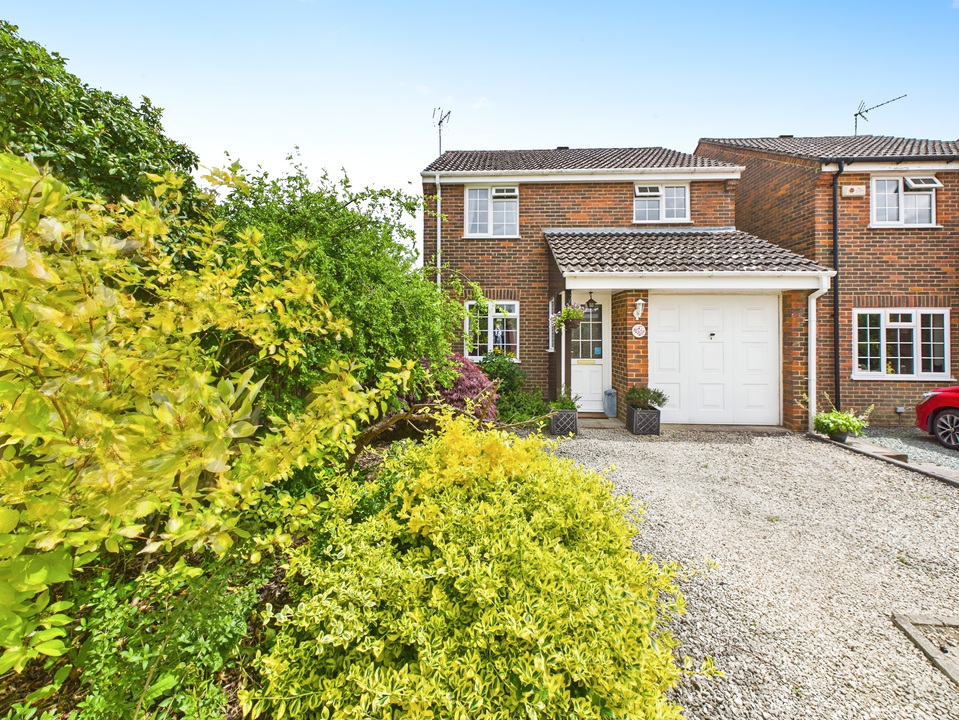 3 bed detached house for sale in Wakehurst Mews, Horsham  - Property Image 11