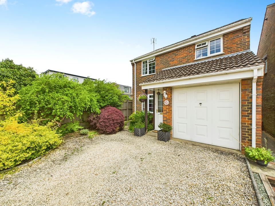 3 bed detached house for sale in Wakehurst Mews, Horsham  - Property Image 12