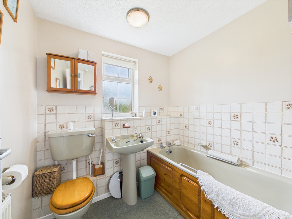 3 bed detached house for sale in Wakehurst Mews, Horsham  - Property Image 15