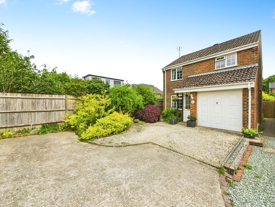3 bed detached house for sale in Wakehurst Mews, Horsham  - Property Image 17