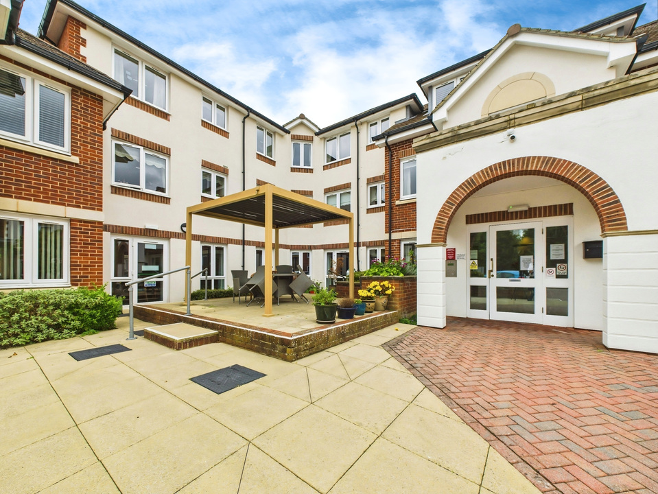 1 bed apartment for sale in Manton Court, Kings Road, Horsham - Property Image 1