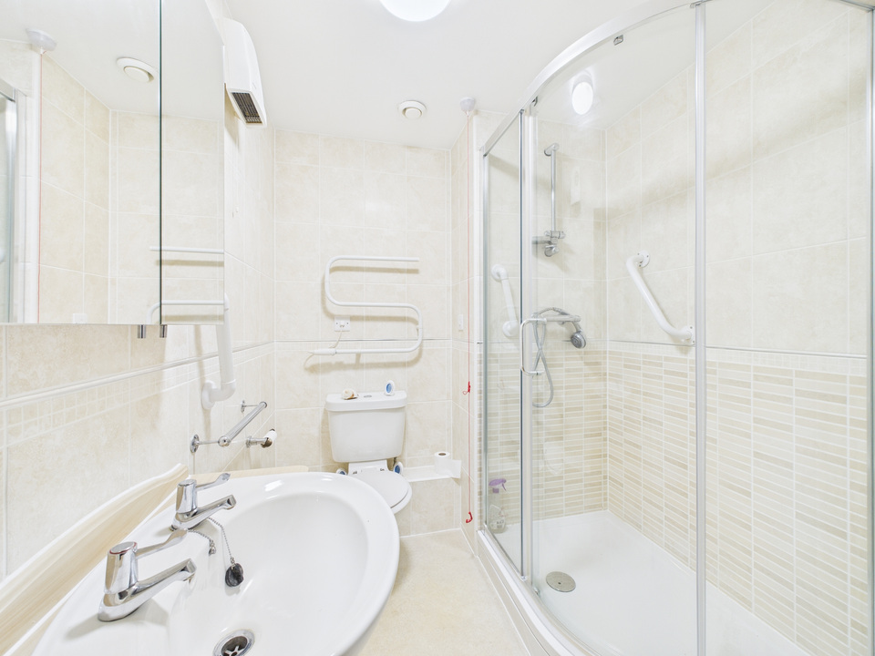 1 bed apartment for sale in Manton Court, Kings Road, Horsham  - Property Image 5