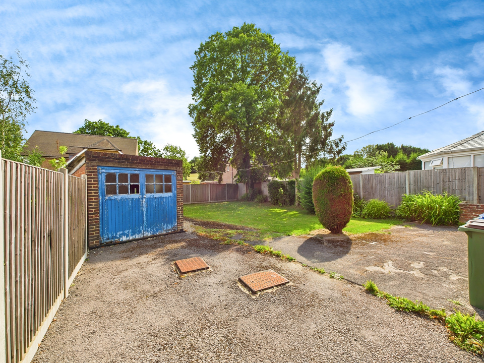 3 bed semi-detached house for sale in Longfield Road, Horsham  - Property Image 10