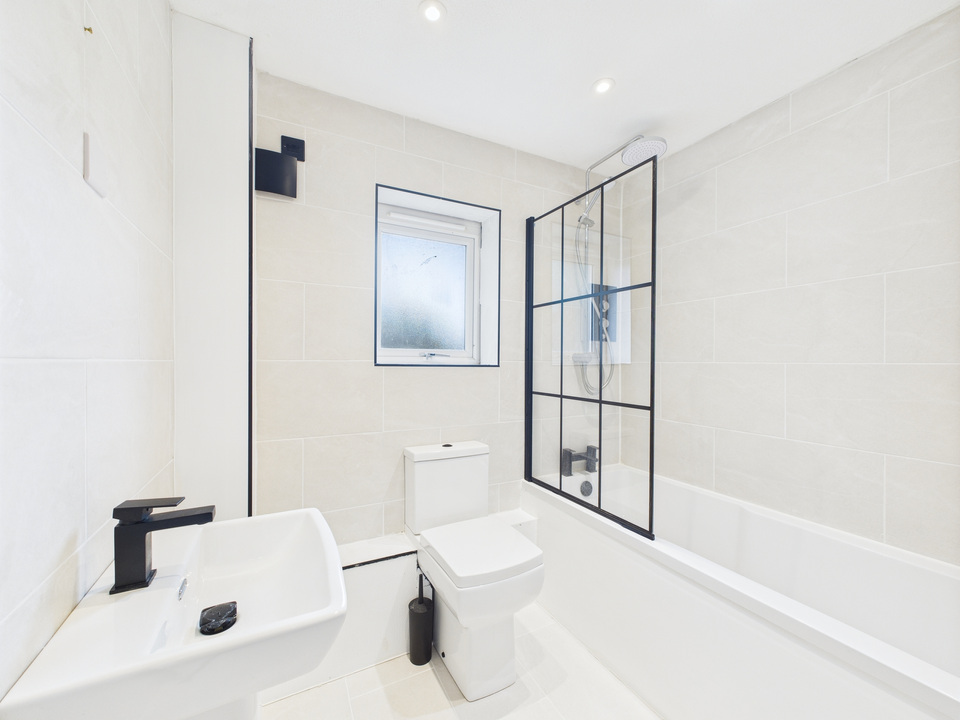 2 bed apartment for sale in Honeysuckle Walk, Horsham  - Property Image 6