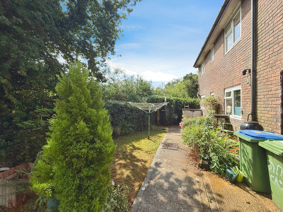 2 bed apartment for sale in Honeysuckle Walk, Horsham  - Property Image 7