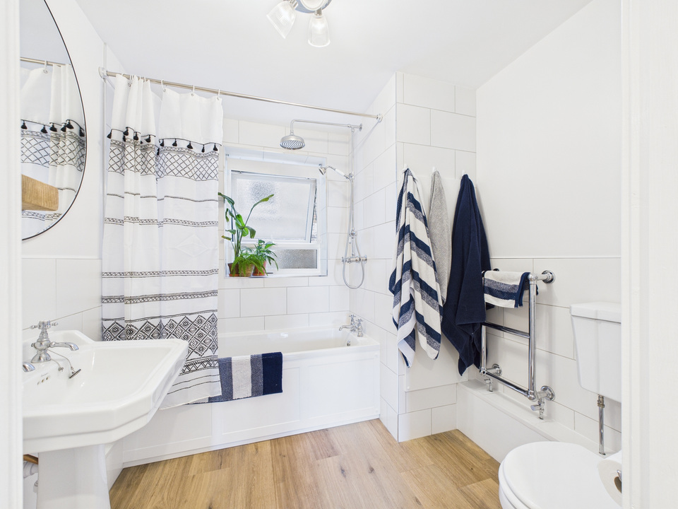 2 bed apartment for sale in Ayshe Court Drive, Horsham - Property Image 5