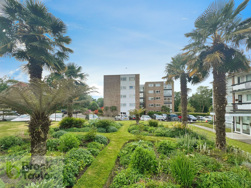 2 bed apartment for sale in Paddockhall Road, Haywards Heath  - Property Image 2
