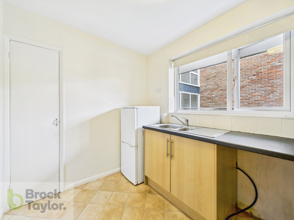 2 bed apartment for sale in Paddockhall Road, Haywards Heath  - Property Image 9