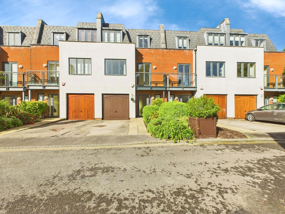 3 bed town house for sale in Kings Gate, Horsham - Property Image 1