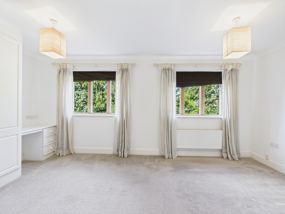 3 bed town house for sale in Kings Gate, Horsham  - Property Image 4