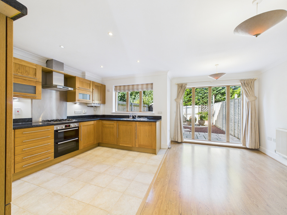 3 bed town house for sale in Kings Gate, Horsham  - Property Image 9