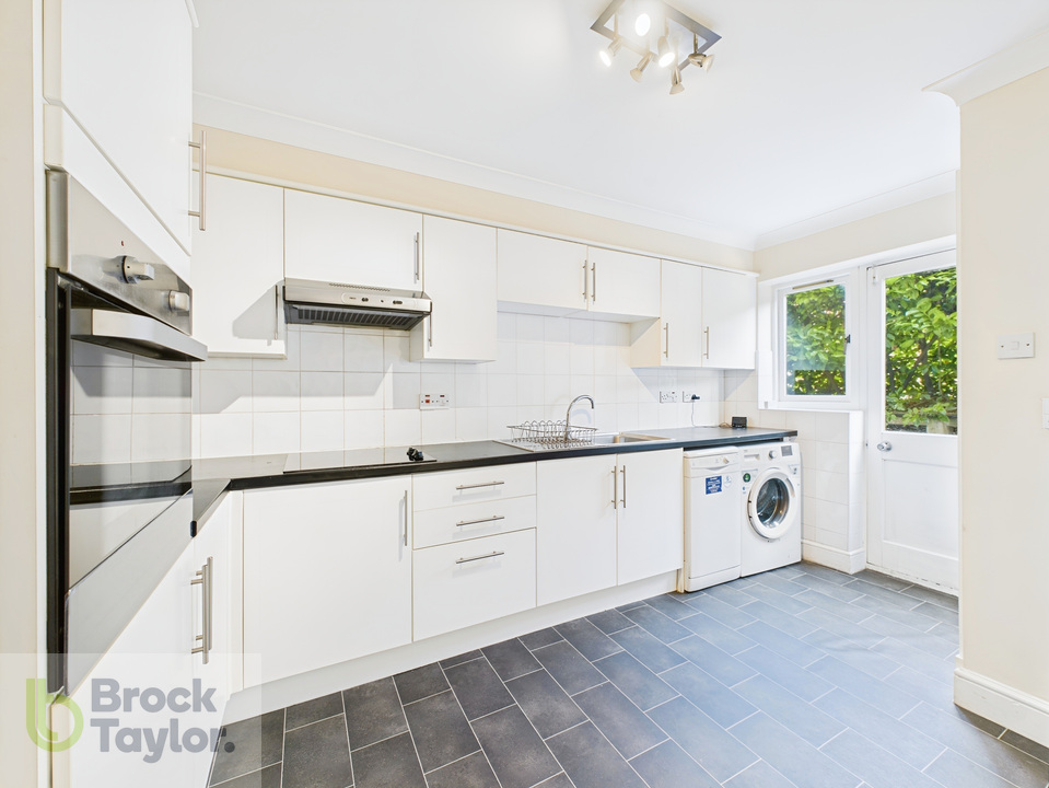 2 bed apartment for sale in Great Heathmead, Haywards Heath - Property Image 2