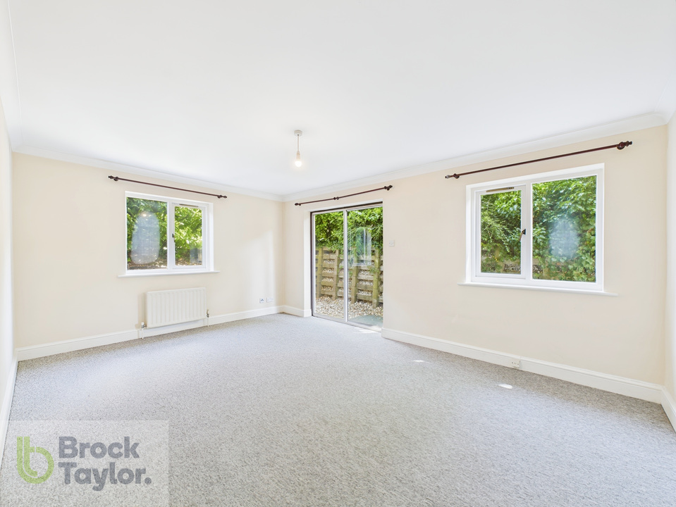2 bed apartment for sale in Great Heathmead, Haywards Heath - Property Image 3