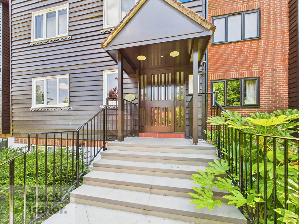 2 bed apartment for sale in Great Heathmead, Haywards Heath - Property Image 4