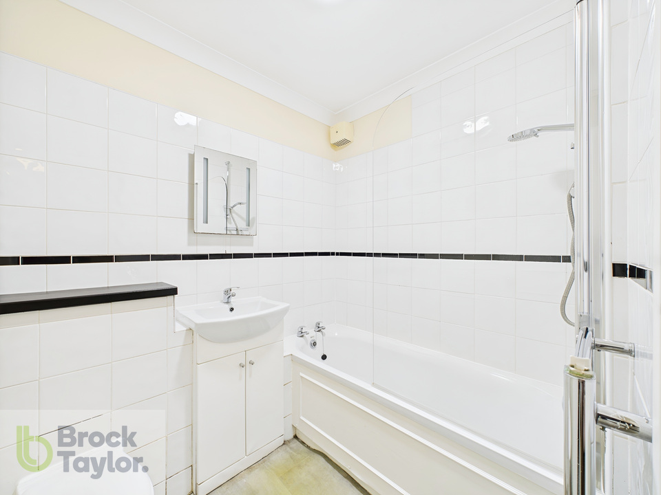 2 bed apartment for sale in Great Heathmead, Haywards Heath - Property Image 6