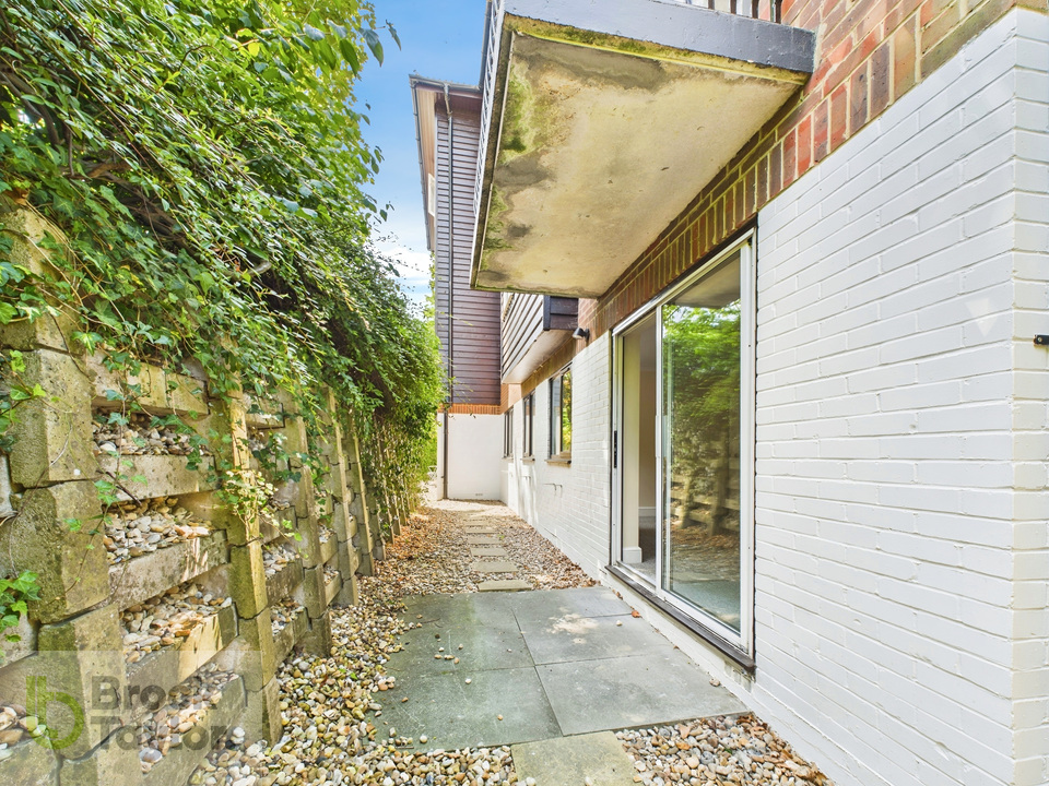 2 bed apartment for sale in Great Heathmead, Haywards Heath - Property Image 8