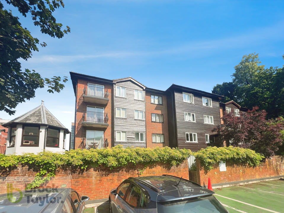 2 bed apartment for sale in Great Heathmead, Haywards Heath
