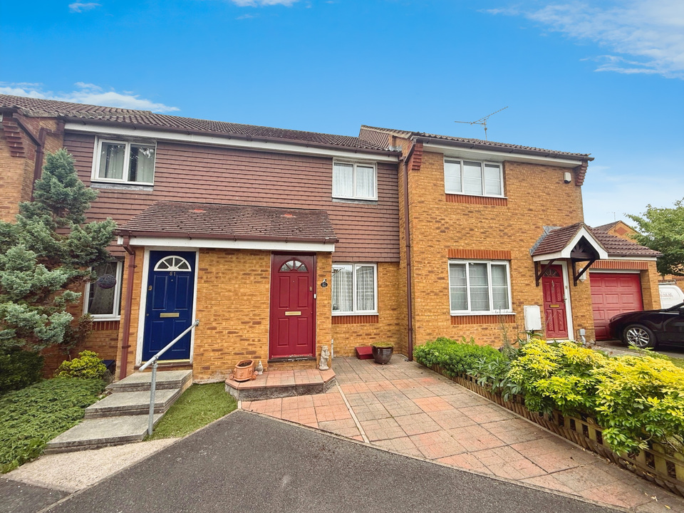 2 bed terraced house for sale in Ropeland Way, Horsham - Property Image 1