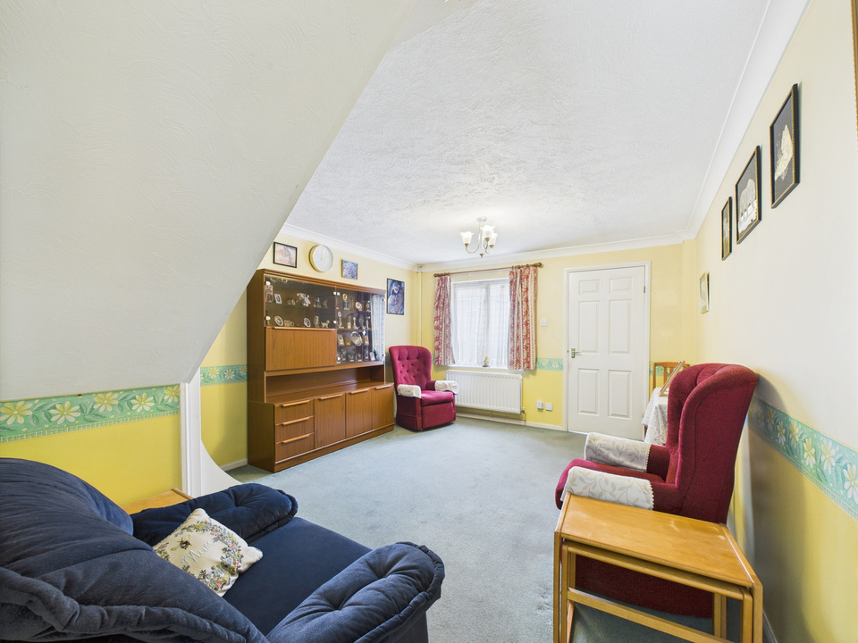 2 bed terraced house for sale in Ropeland Way, Horsham  - Property Image 2