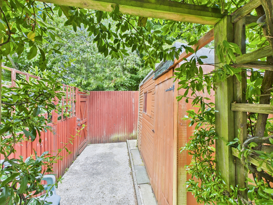 2 bed terraced house for sale in Ropeland Way, Horsham  - Property Image 9