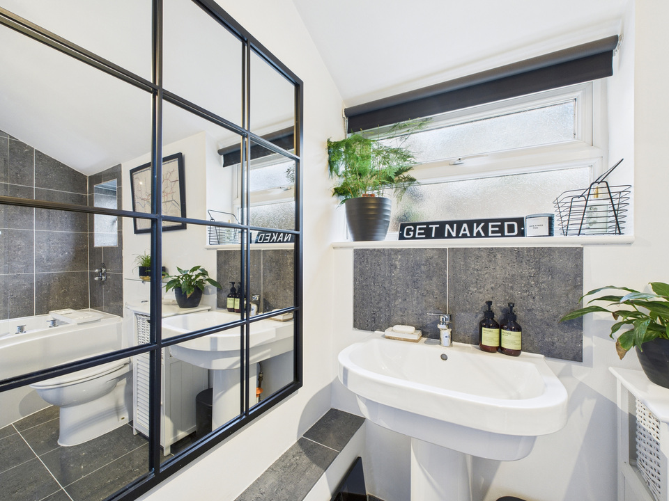 3 bed semi-detached house for sale in Park Terrace East, Horsham - Property Image 16