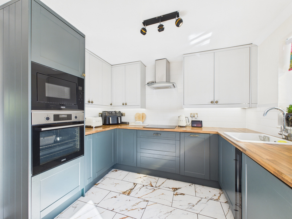 3 bed terraced house for sale in Beech Road, Horsham - Property Image 3